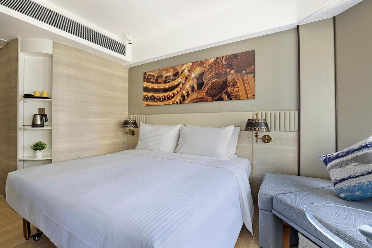 Alex Clover Seaview Triple Room