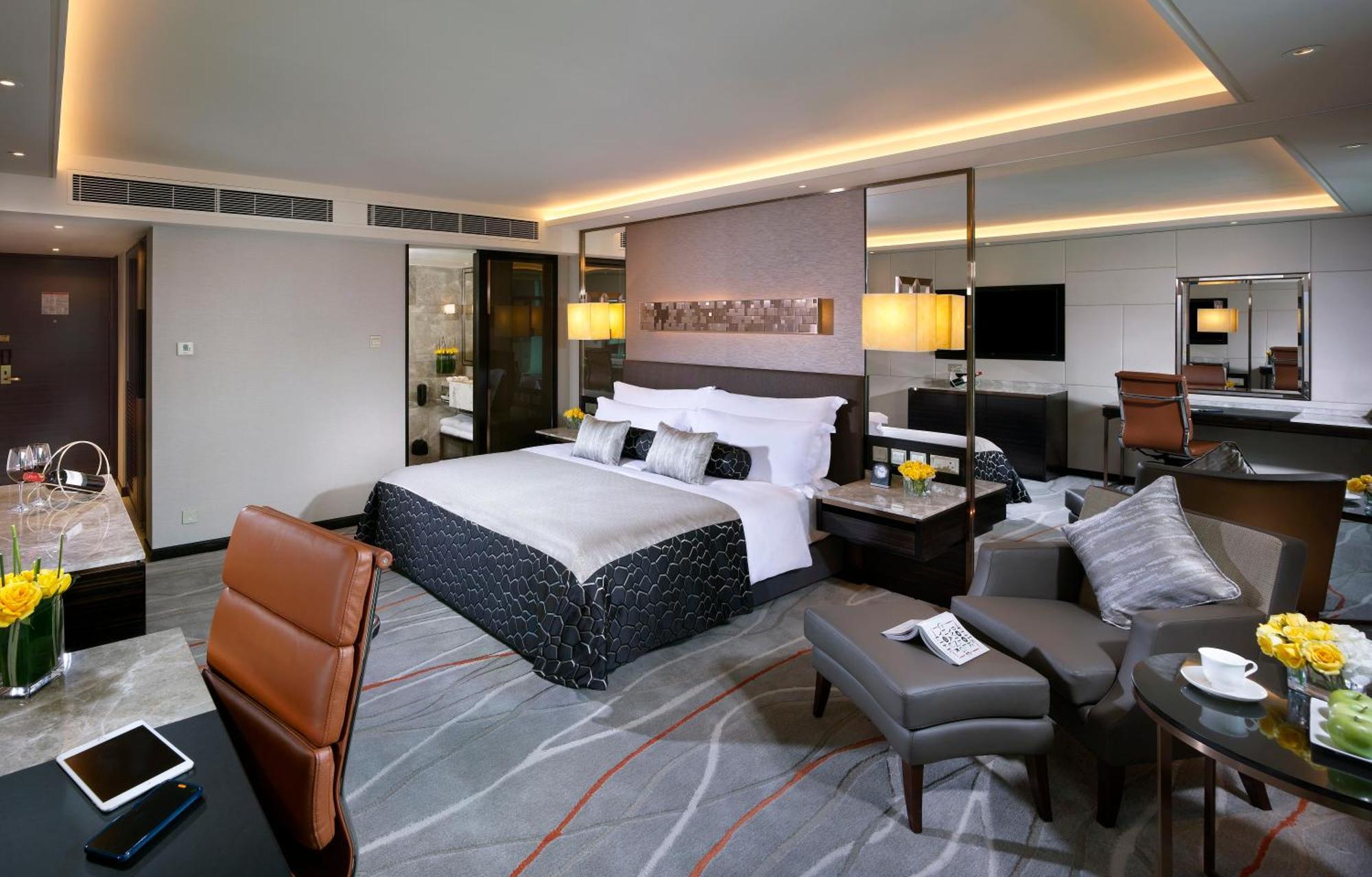 Premium Zimmer mit Kingsize-Bett und Blick auf die Stadt