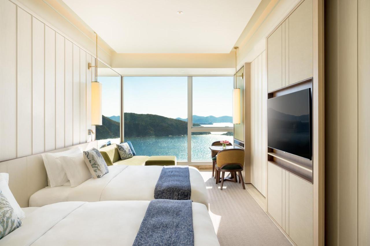 Oceanfront with 2 Queens Bed Room