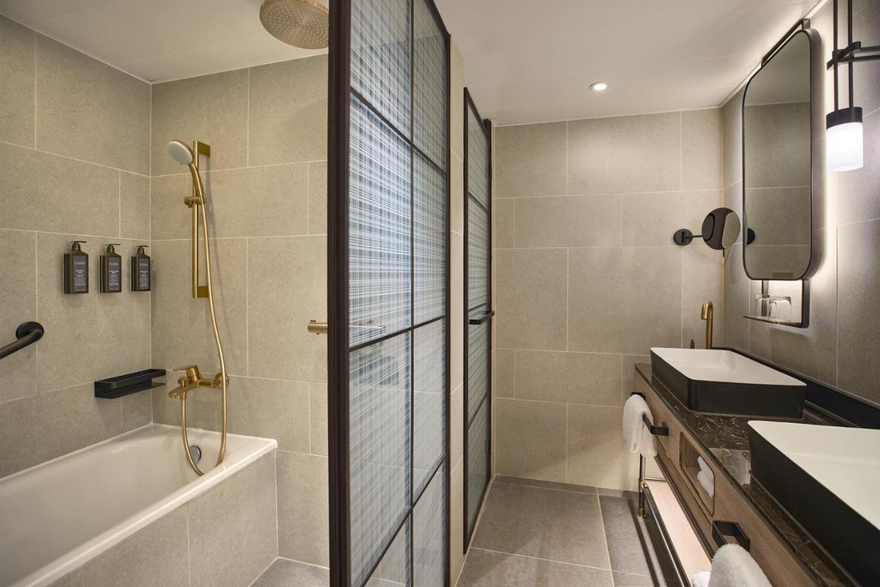 Club lounge access, 1 Bedroom Suite, 1 King, Harbor view