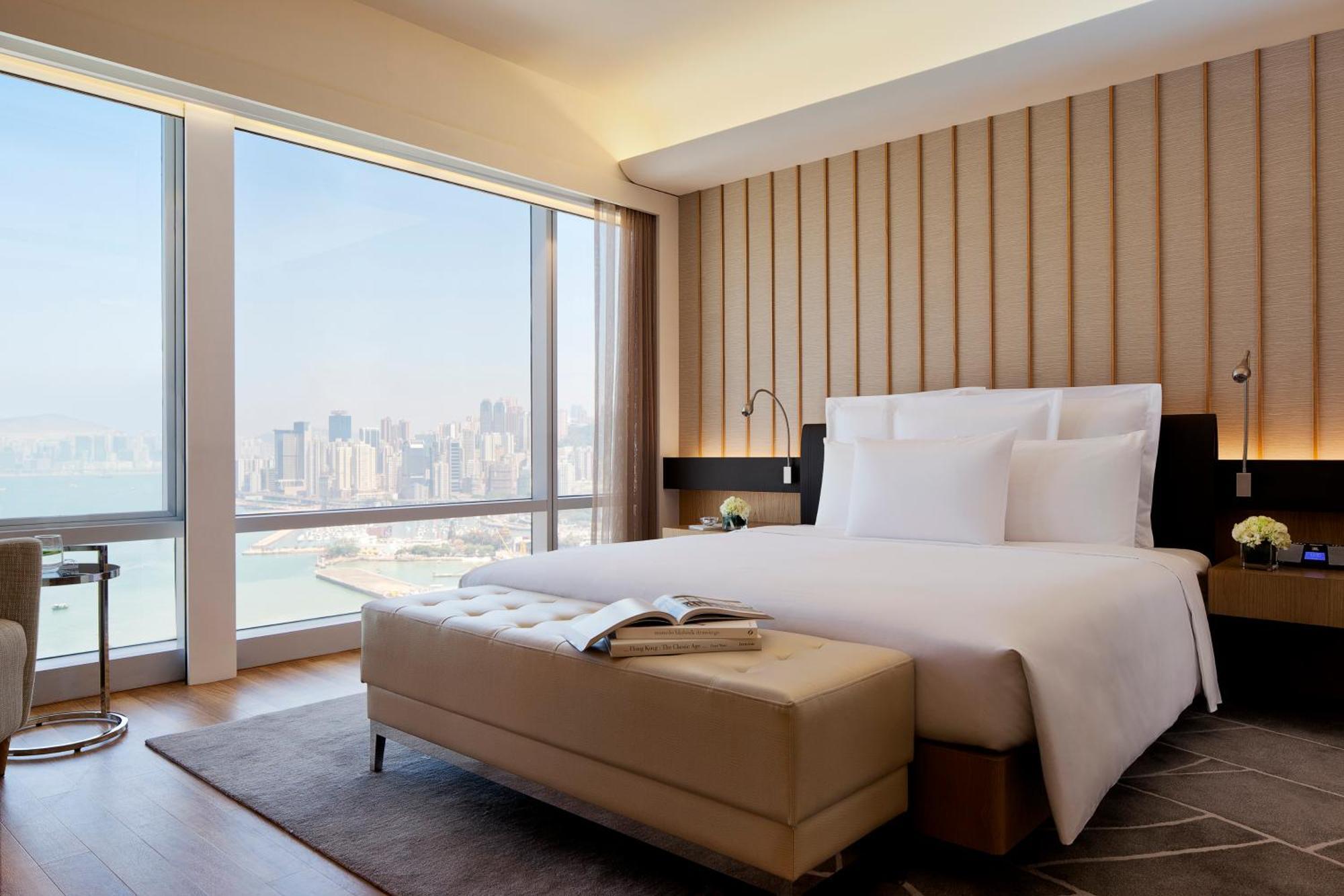 Deluxe King Suite with Harbour View and Executive Lounge Access