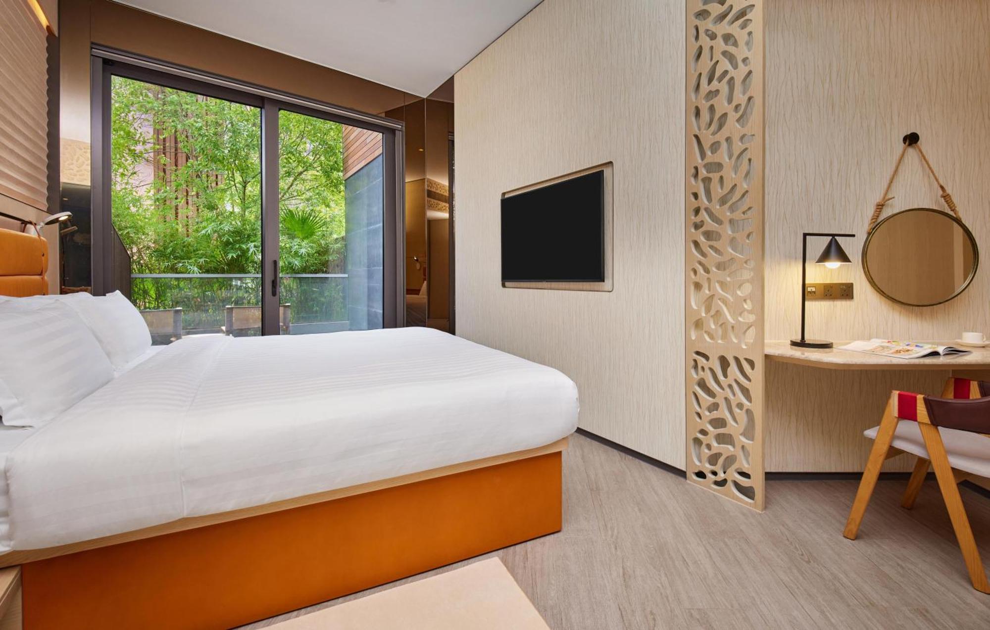 Habitación Doble Premium con cama grande y balcón