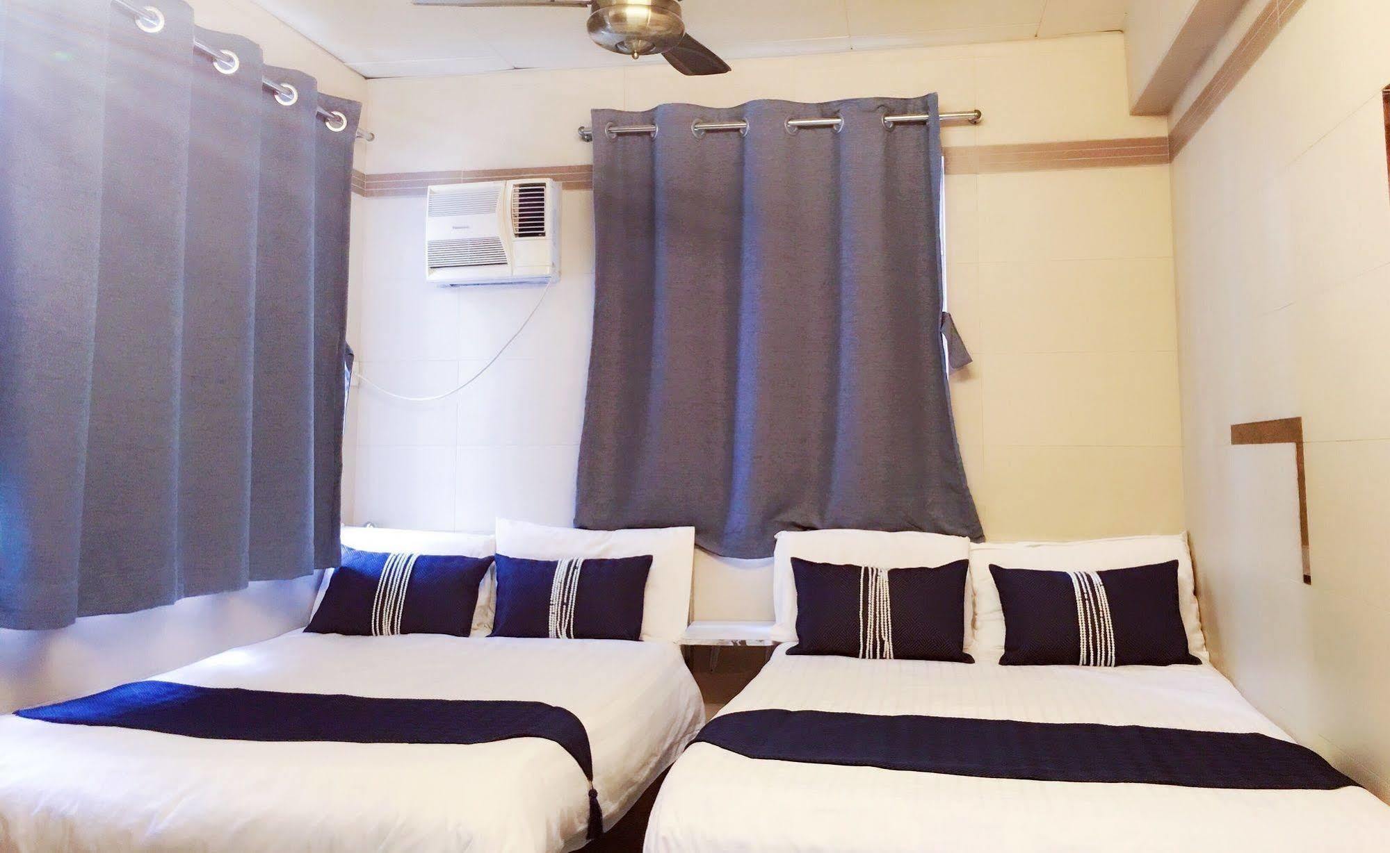 Quarto Duplo com 2 Camas de Casal